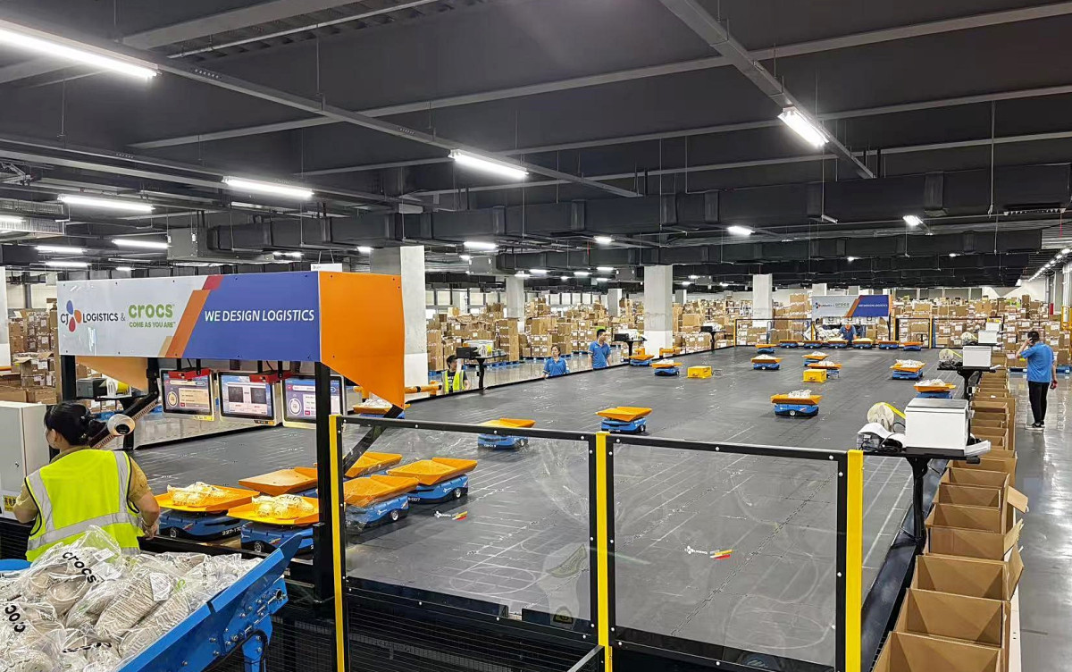 CJ Logistics MAAS robot system managing inventory at Shanghai Crocs Center
